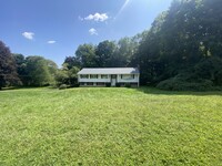 11 Center View Rd in Woodbridge, CT - Foto de edificio - Building Photo