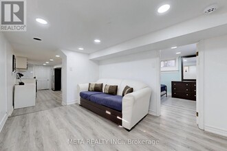 533 Westmount Ave in Toronto, ON - Building Photo - Building Photo