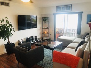 7620 Carlyle Ave, Unit 501 in Miami, FL - Foto de edificio - Building Photo