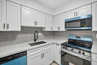 1821 Middle River Dr in Fort Lauderdale, FL - Foto de edificio - Building Photo