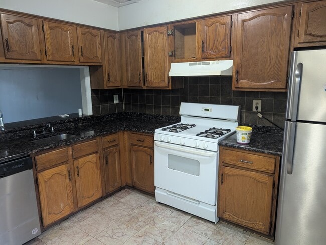 2104 Woodbridge Commons Way, Unit 2104 in Iselin, NJ - Foto de edificio - Building Photo