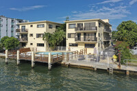 7845 NE Bayshore Ct in Miami, FL - Foto de edificio - Building Photo