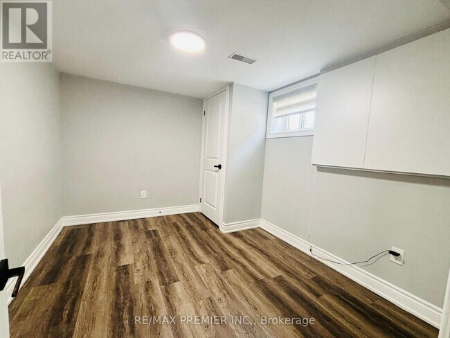 96 Wyndale Dr in Toronto, ON - Building Photo - Building Photo