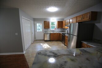 409 Filter Plant Rd, Unit B in Franklin, KY - Foto de edificio - Building Photo