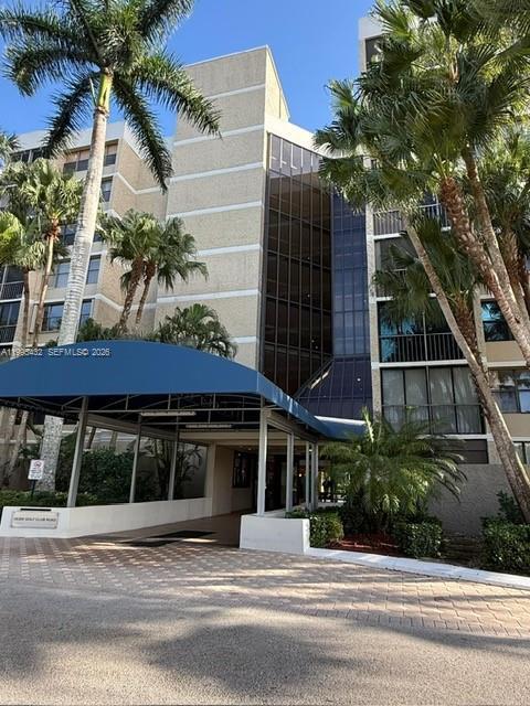 16300 Golf Club Rd in Weston, FL - Foto de edificio - Building Photo