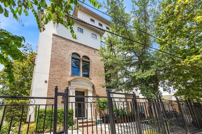 property at 1419 Oakdale St