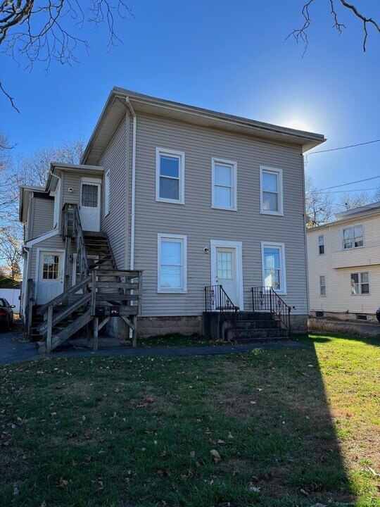 34 W Center St in Southington, CT - Building Photo