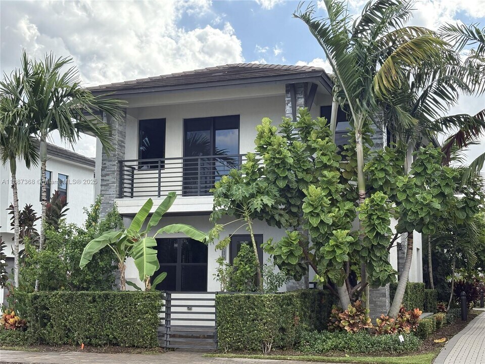 8217 NW 46th St in Doral, FL - Building Photo