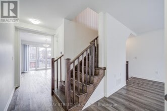 980 Logan Dr in Milton, ON - Building Photo - Building Photo