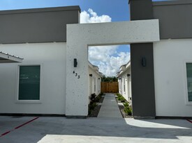 433 E Acacia Ave, Unit 4 in Alamo, TX - Building Photo