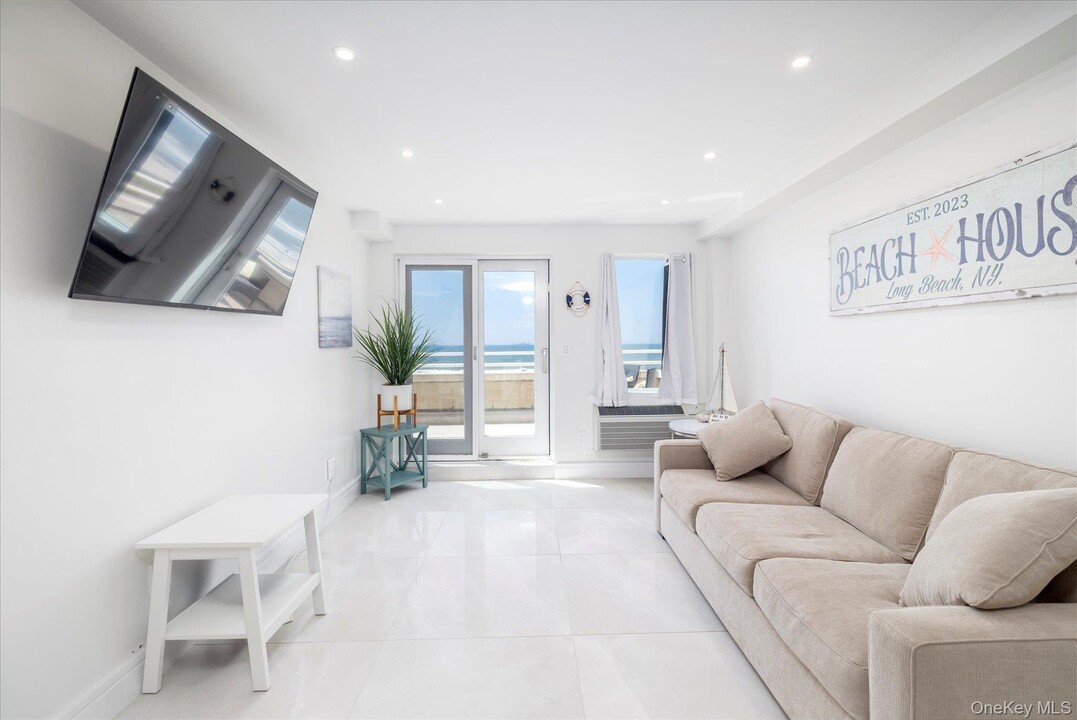 450 W Broadway in Long Beach, NY - Foto de edificio