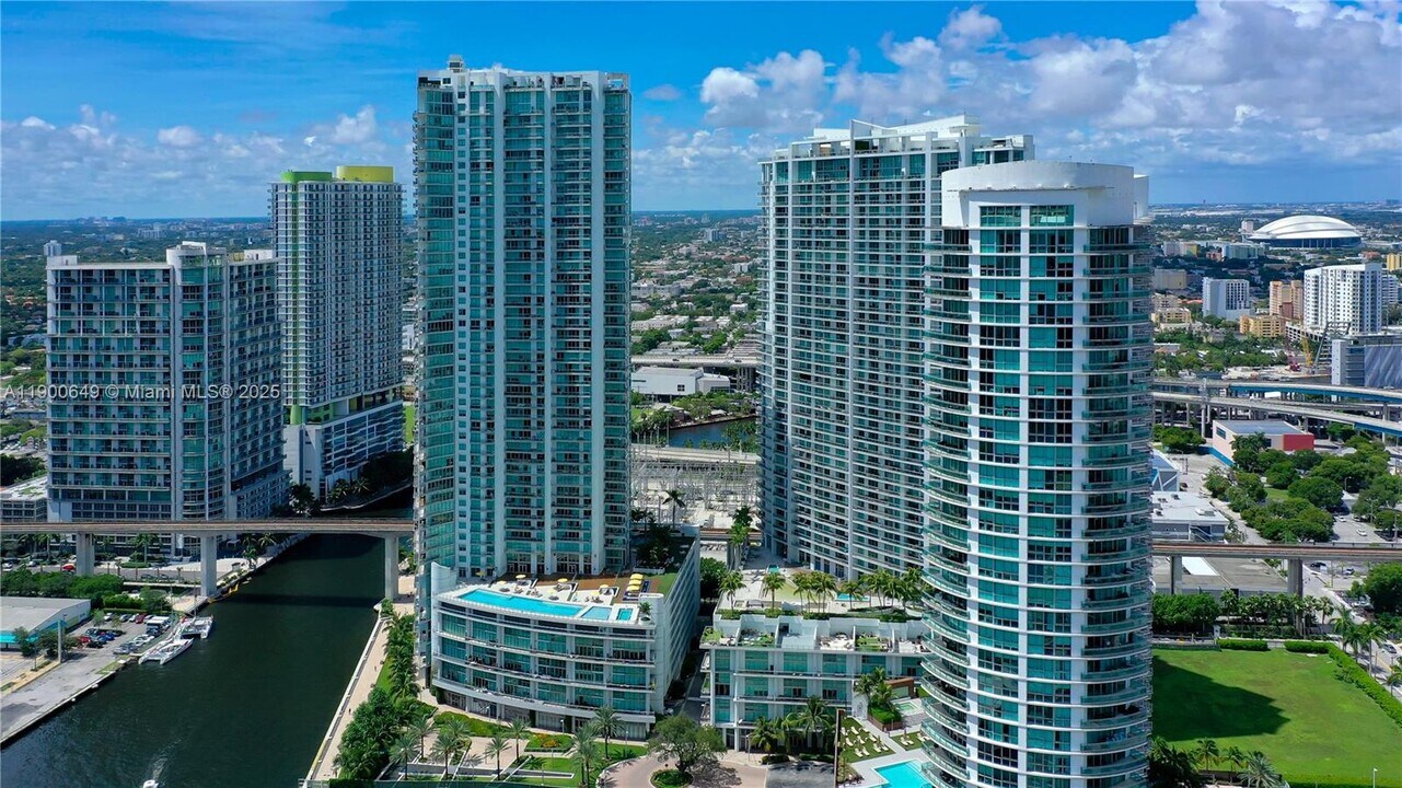 90 SW 3rd St in Miami, FL - Building Photo