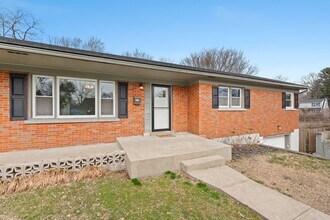 562 Lone Oak Dr in Lexington, KY - Building Photo - Building Photo