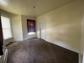 124 Spruce St, Unit B in Cadillac, MI - Building Photo - Building Photo