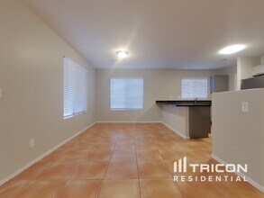 10625 W Monte Vista Rd in Avondale, AZ - Building Photo - Building Photo