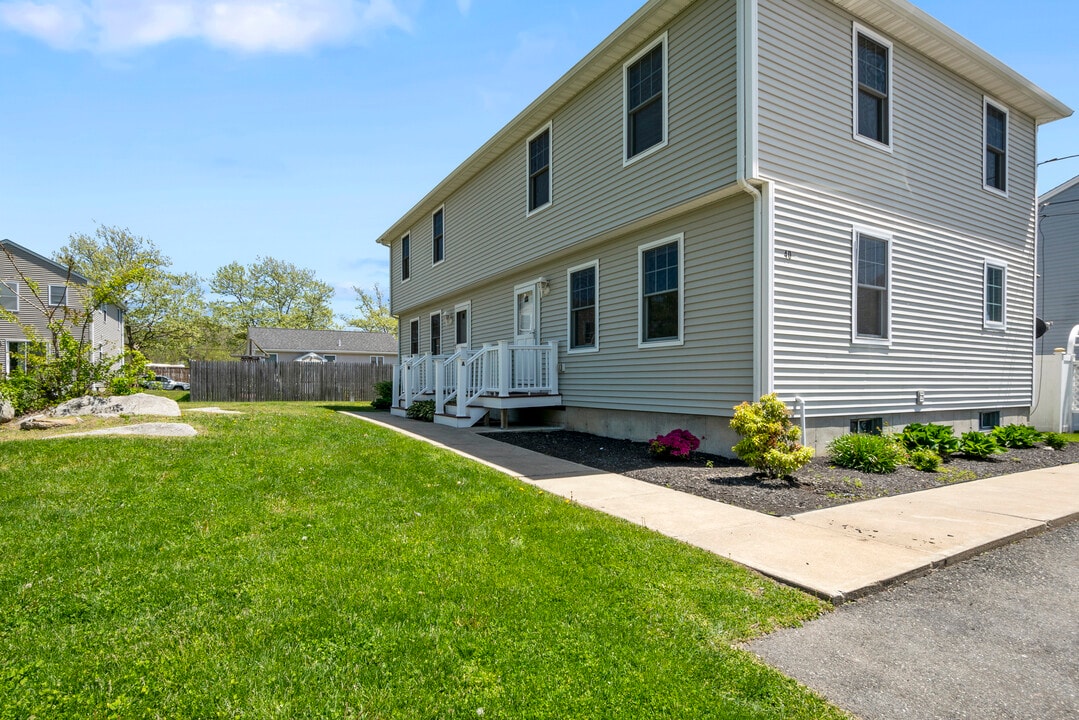 40 Magnolia St, Unit 40B in Bristol, RI - Building Photo