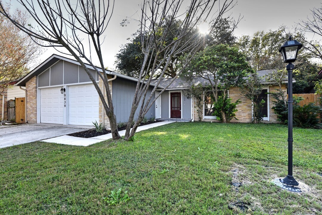 9839 Flatland Trl in Converse, TX - Foto de edificio