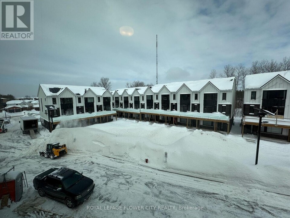 9 Rainwater Ln in Barrie, ON - Building Photo