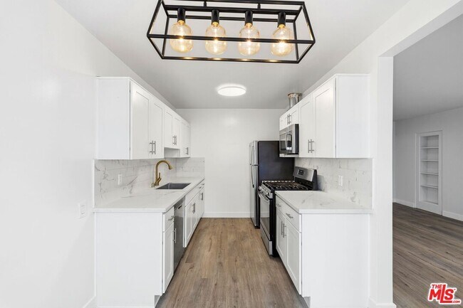 612 Huntley Dr in West Hollywood, CA - Foto de edificio - Building Photo