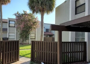 10020 NW 9th St Cir in Miami, FL - Building Photo - Building Photo
