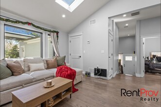 517 Country View Dr in Warwick, RI - Foto de edificio - Building Photo