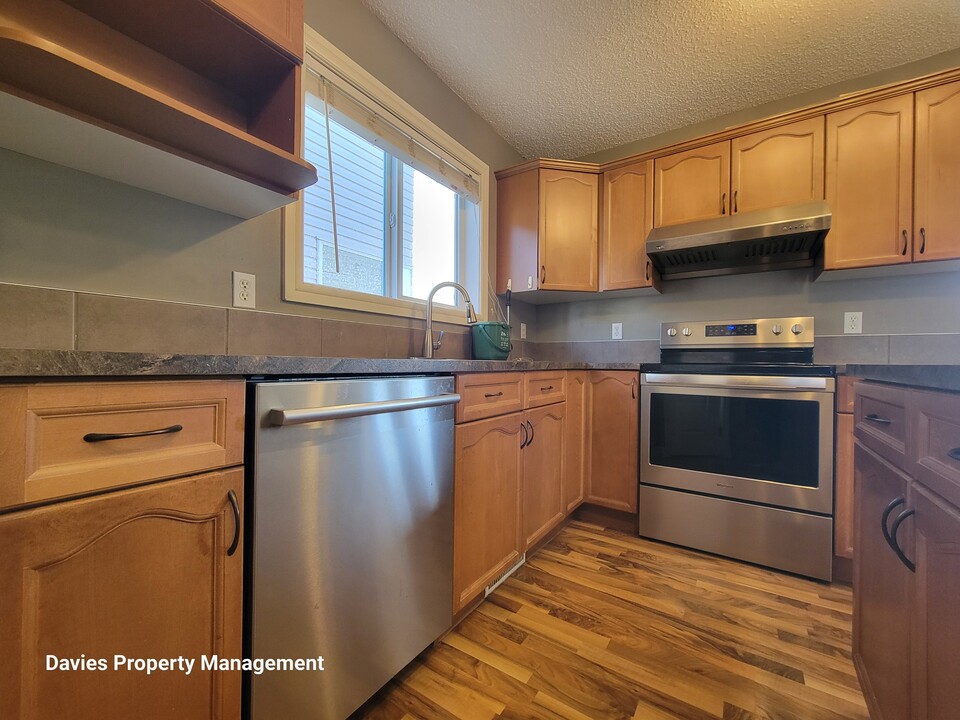 12212-12218 18 Ave SW in Edmonton, AB - Building Photo
