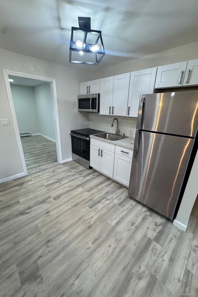 1 Beachwood Dr in Babylon, NY - Foto de edificio - Building Photo