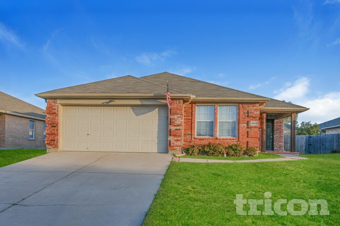 1810 Millbrook Dr in Midlothian, TX - Building Photo