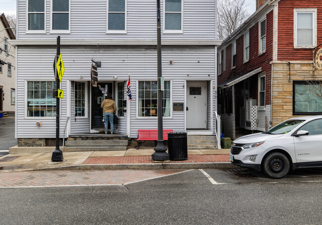 86 Main St in Newmarket, NH - Foto de edificio - Building Photo