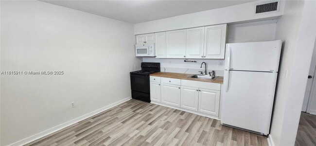 111 NW 152nd St in Miami, FL - Foto de edificio - Building Photo