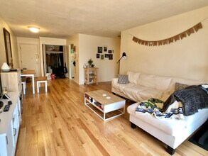804 Centre St, Unit 206 in Boston, MA - Building Photo - Building Photo
