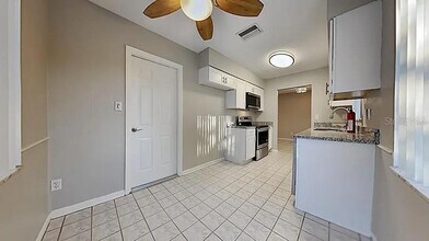 7481 Oak St NE in St. Petersburg, FL - Building Photo - Building Photo