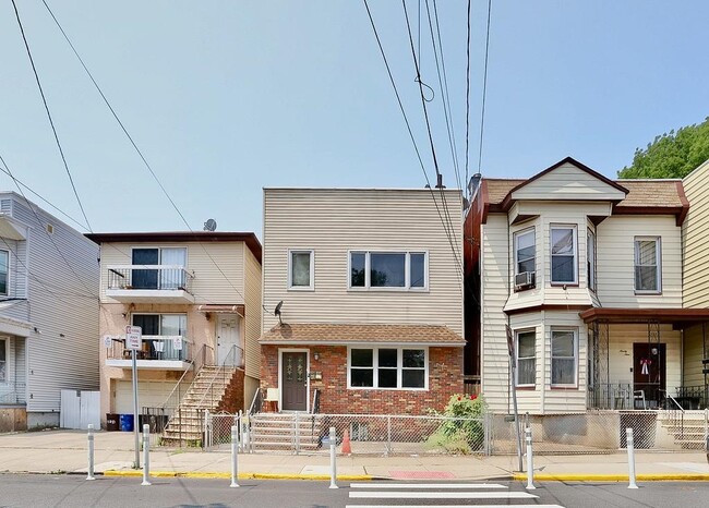 97 Sanford Pl in Jersey City, NJ - Building Photo - Building Photo