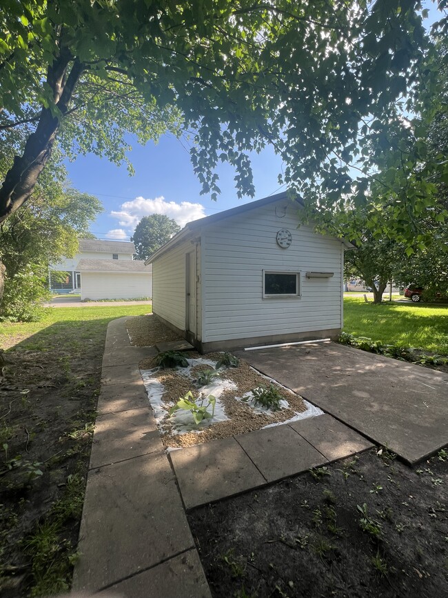 507 Center Ave in Decorah, IA - Building Photo - Building Photo