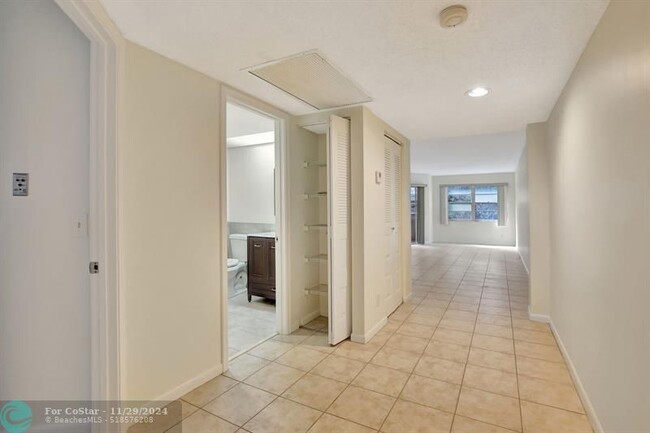 1000 SW 125th Ave in Pembroke Pines, FL - Foto de edificio - Building Photo