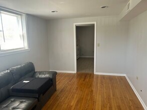 5258 W Henderson St, Unit GDN in Chicago, IL - Foto de edificio - Building Photo