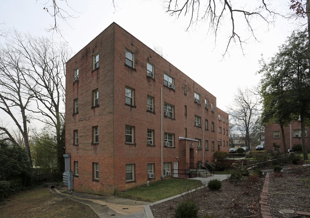 Manor Circle Apartments in Takoma Park, MD - Foto de edificio