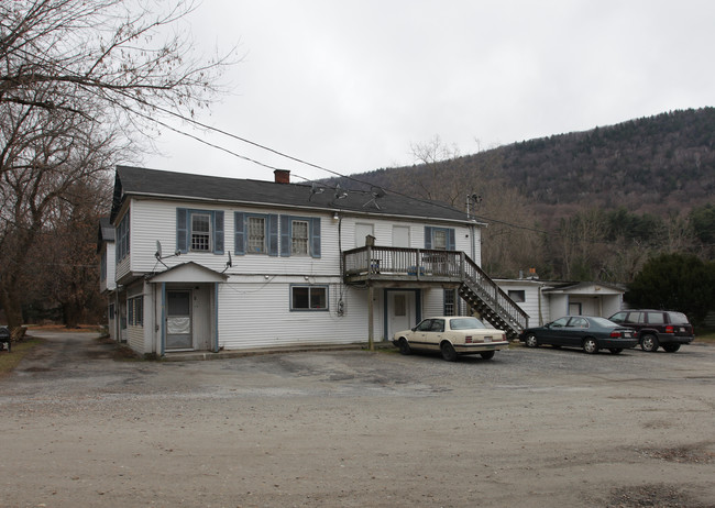 102 E Main St in Stockbridge, MA - Building Photo - Building Photo