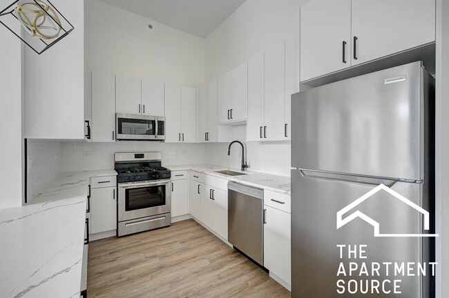 4733 N Western Ave, Unit 205 in Chicago, IL - Building Photo - Building Photo