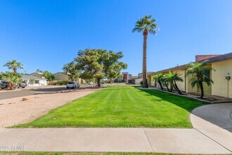 7045 E Wilshire Dr in Scottsdale, AZ - Building Photo - Building Photo