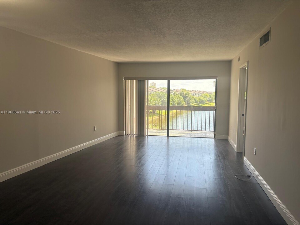 10288 NW 9th St Cir in Miami, FL - Building Photo