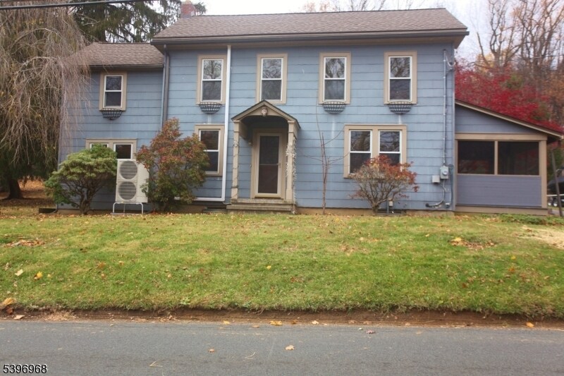 18 Little Philadelphia Rd in Washington, NJ - Building Photo