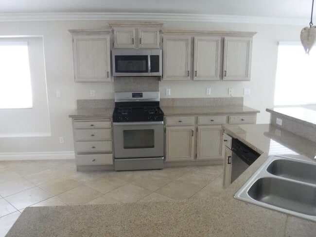 1400 Dragon Rock Dr in Henderson, NV - Building Photo - Building Photo