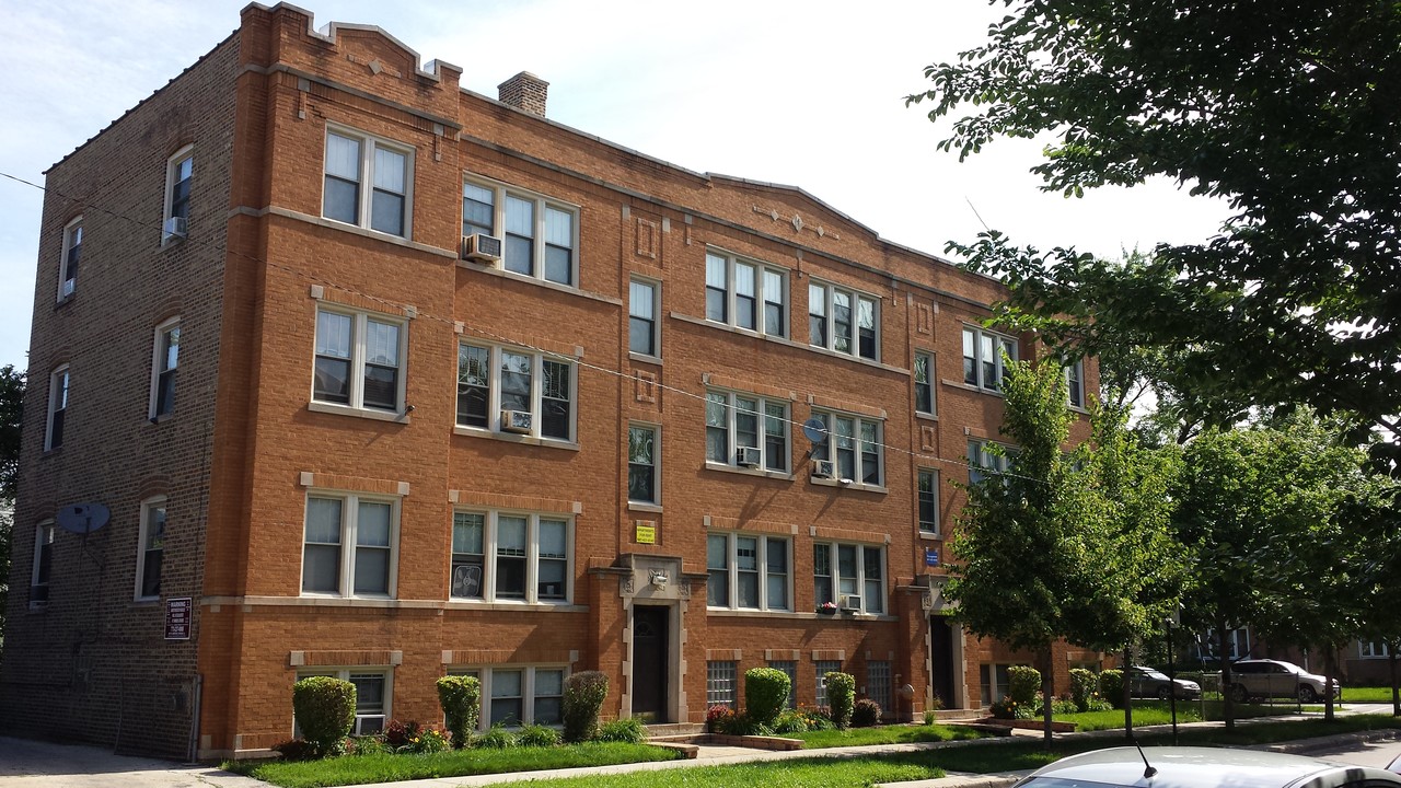4742 W Roscoe St in Chicago, IL - Foto de edificio