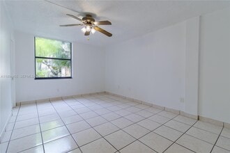 14611 N Kendall Dr in Miami, FL - Building Photo - Building Photo