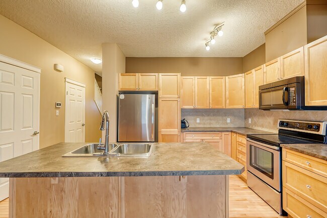 620 Luxstone Landing SW in Airdrie, AB - Building Photo - Building Photo