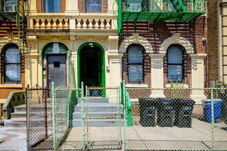 1393 St John's Place in Brooklyn, NY - Foto de edificio - Building Photo