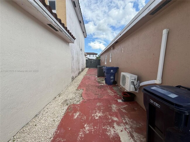 13770 SW 17th Terrace in Miami, FL - Building Photo - Building Photo