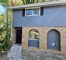 1045 Laurel Ct in Conyers, GA - Building Photo