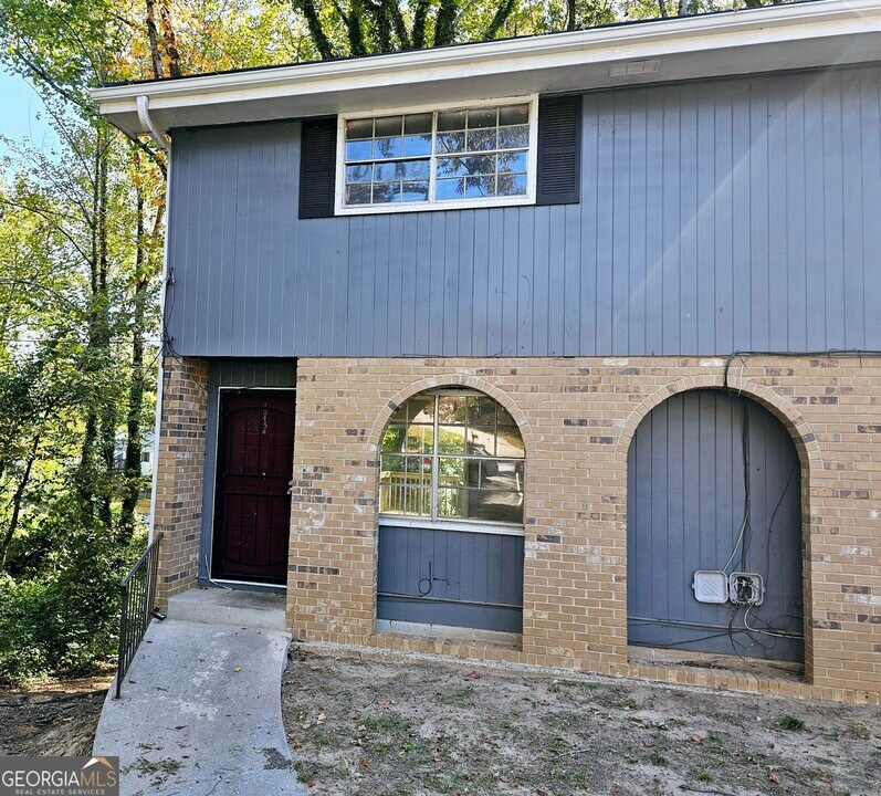 1045 Laurel Ct in Conyers, GA - Building Photo